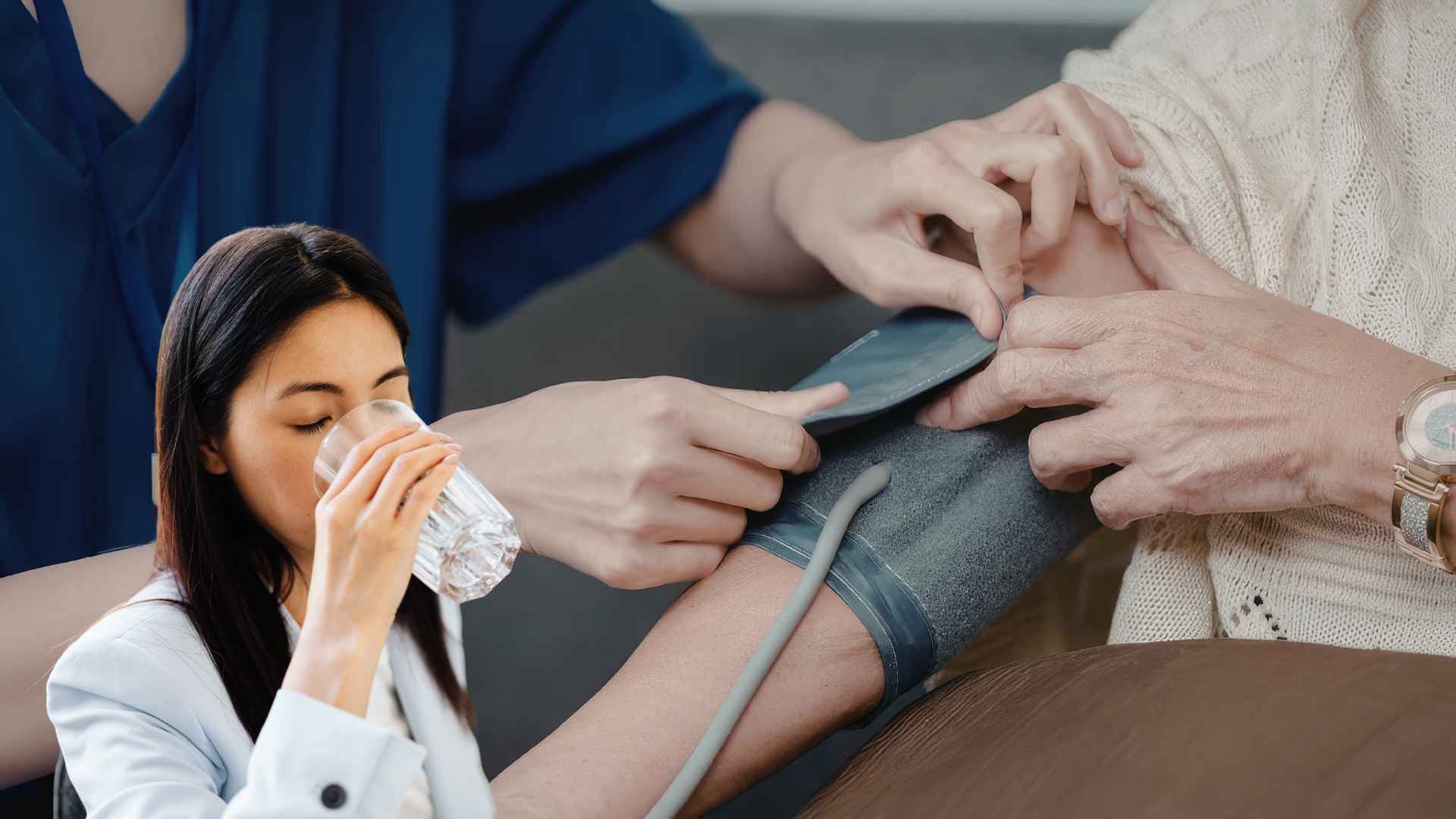 In addition to taking medication as prescribed by your doctor, drinking water properly helps control blood pressure effectively. Graphic photo: Huong Son