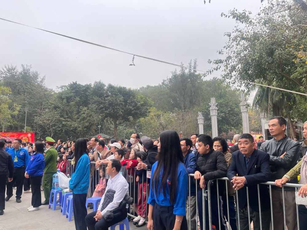 Đội ngũ an ninh, tình nguyện viên sẵn sàng hỗ trợ người dân đón xem và chuẩn bị vào dâng hương tưởng niệm. Ảnh: Minh Chính