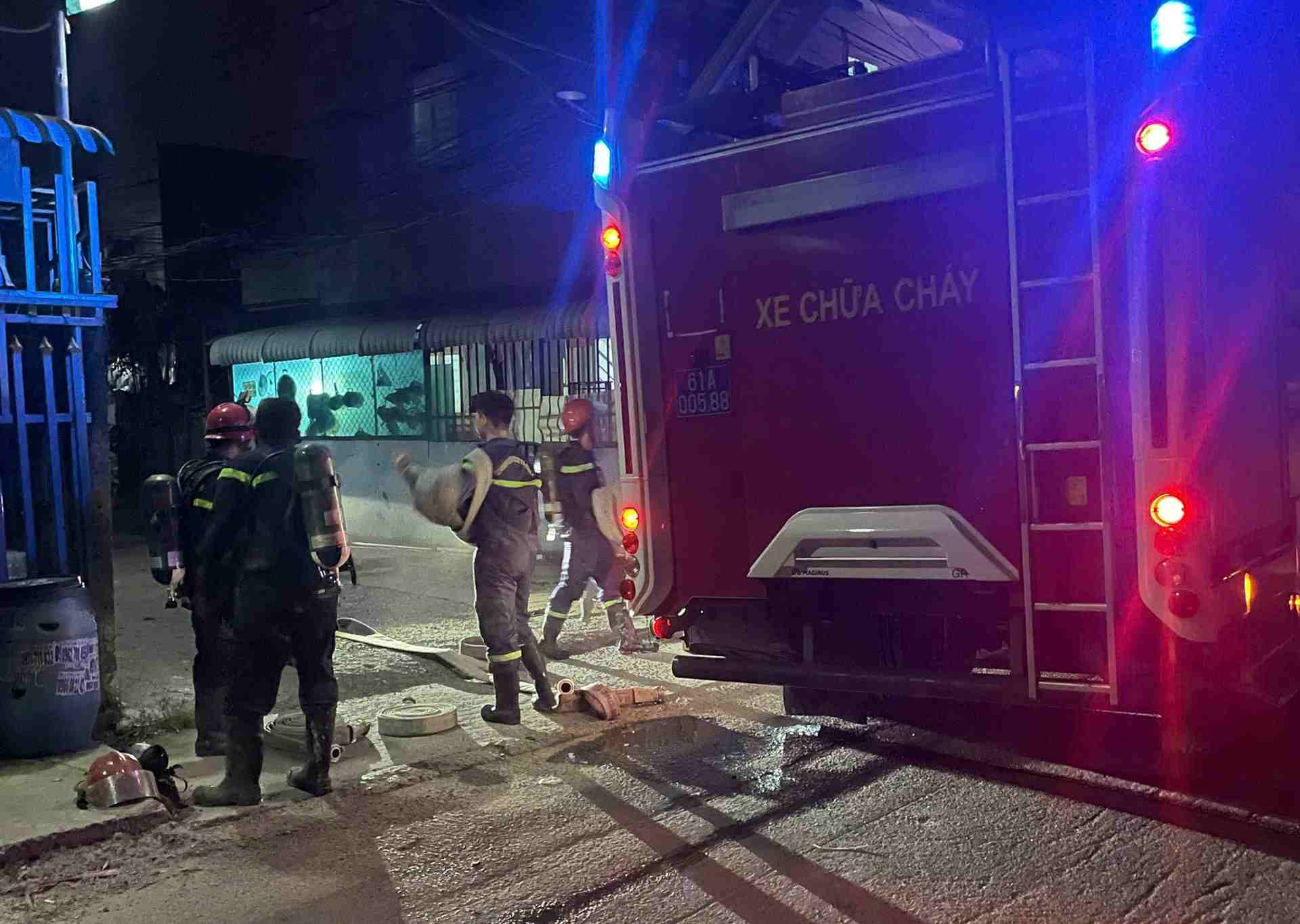 Cảnh sát đeo bình khí và mặt nạ để tiếp cận hiện trường kiểm tra cứu người bị nạn. Ảnh: Bạn đọc cung cấp