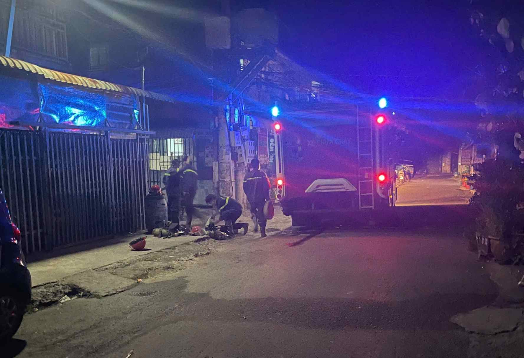 Lực lượng chức năng đang xử lý hiện trường vụ cháy. Ảnh: Bạn đọc cung cấp