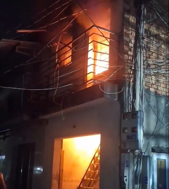 Hiện trường vụ cháy nhà trong đêm ở TPHCM. Ảnh: Bạn đọc cung cấp