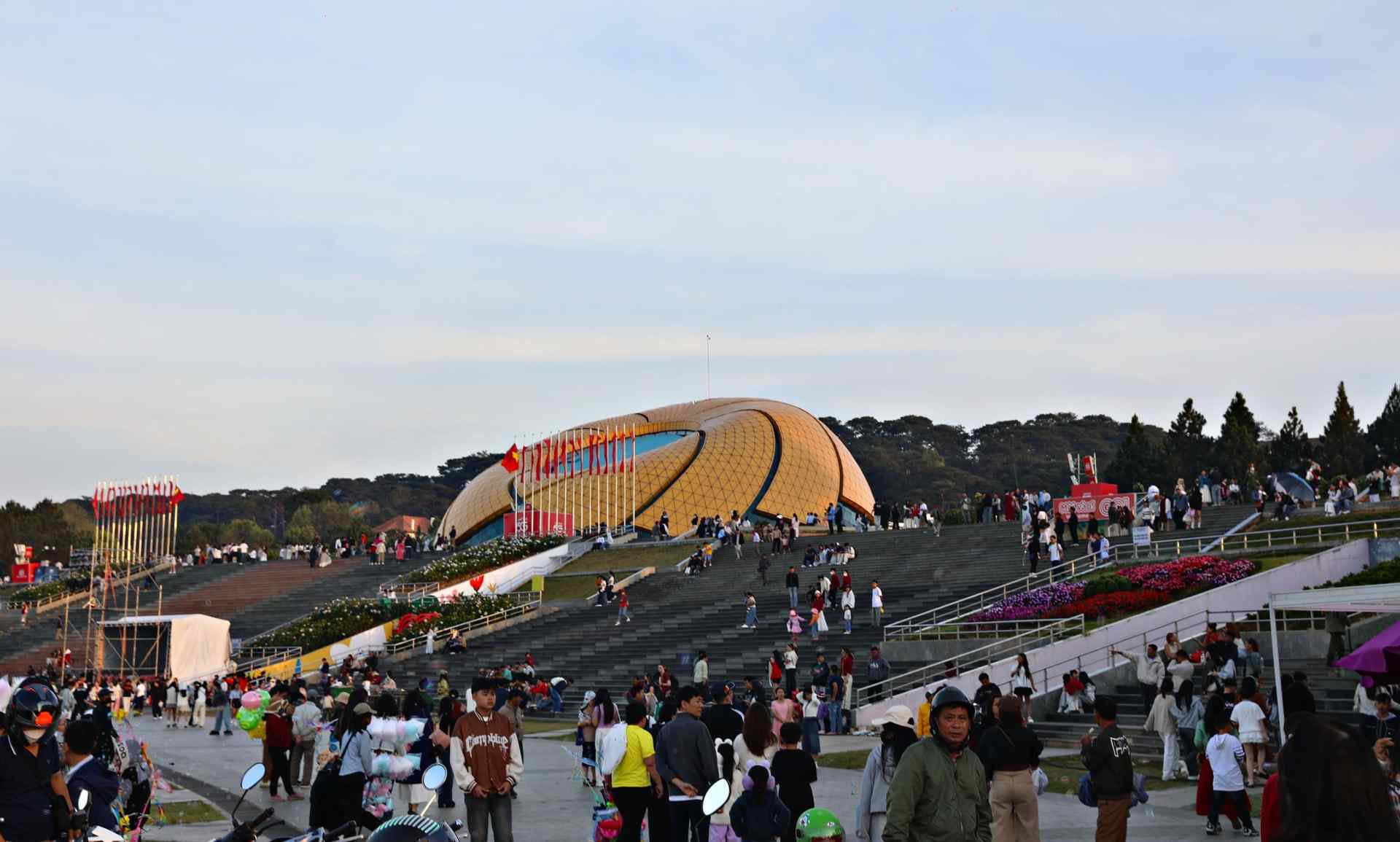 Theo ước tính có có gần 1 triệu lượt du khách đến Lâm Đồng du xuân, tham quan, nghỉ dưỡng trong dịp Tết Nguyên đán Bính Ngọ. Ảnh: Phúc Khánh 