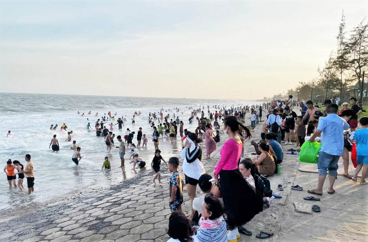 Biển Đồi Dương (Phan Thiệt) đông đúc du khách đến vui chơi, tắm biển vào chiều mùng 4 Tết. Ảnh: Việt Quốc 