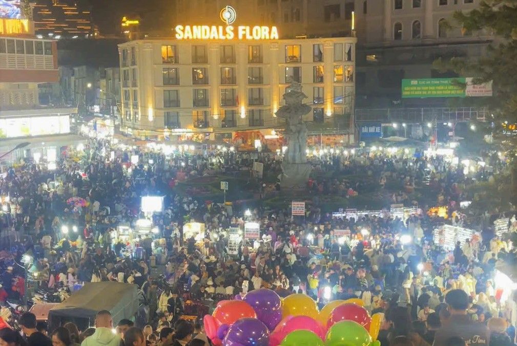 Da Lat night market is packed with visitors and entertainment on the evening of the 4th day of Tet. Photo: Than Hy