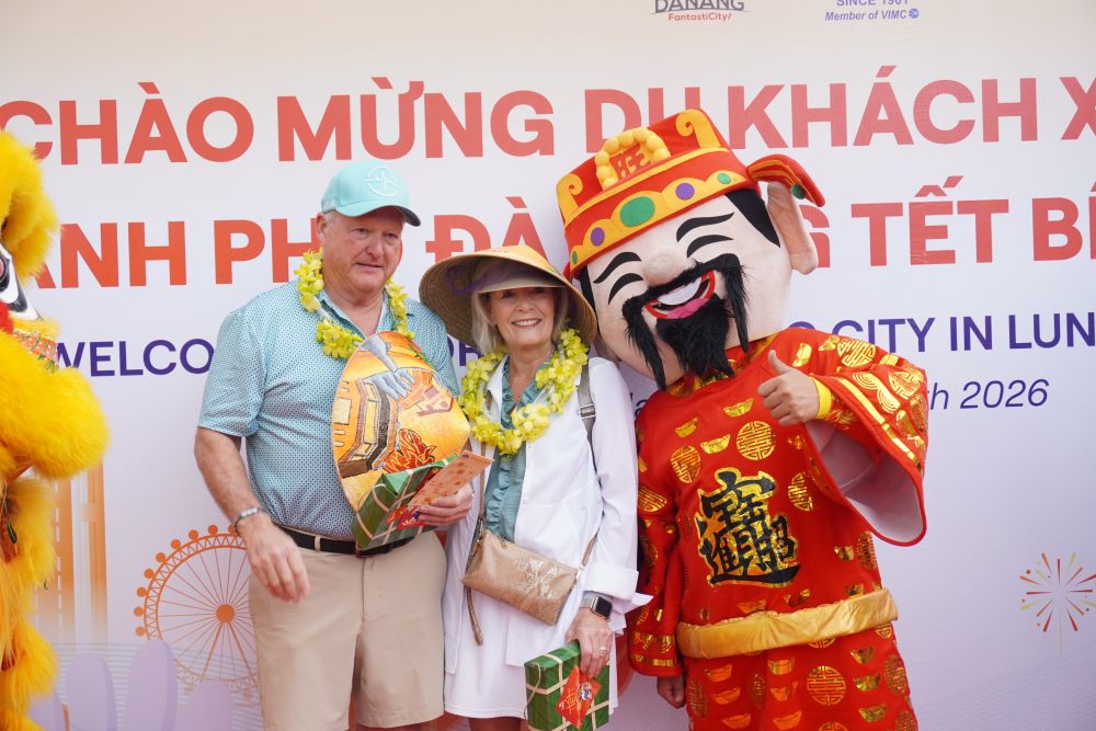 American tourists impressed with the Lunar New Year festival atmosphere in Da Nang