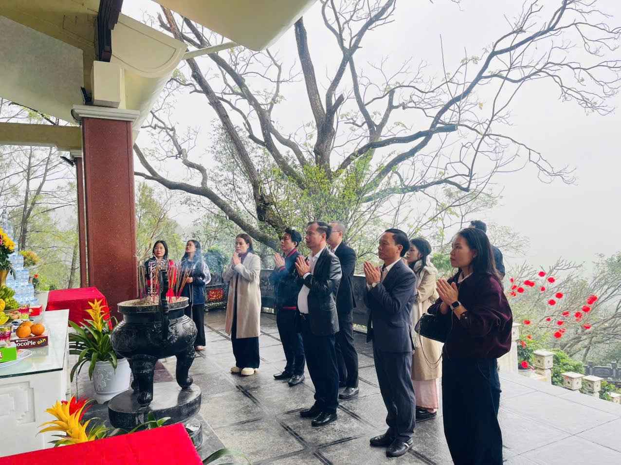 Người dân dâng hương tưởng niệm Bà Hoàng Thị Loan, thân mẫu Chủ tịch Hồ Chí Minh. Ảnh: Ngọc Anh