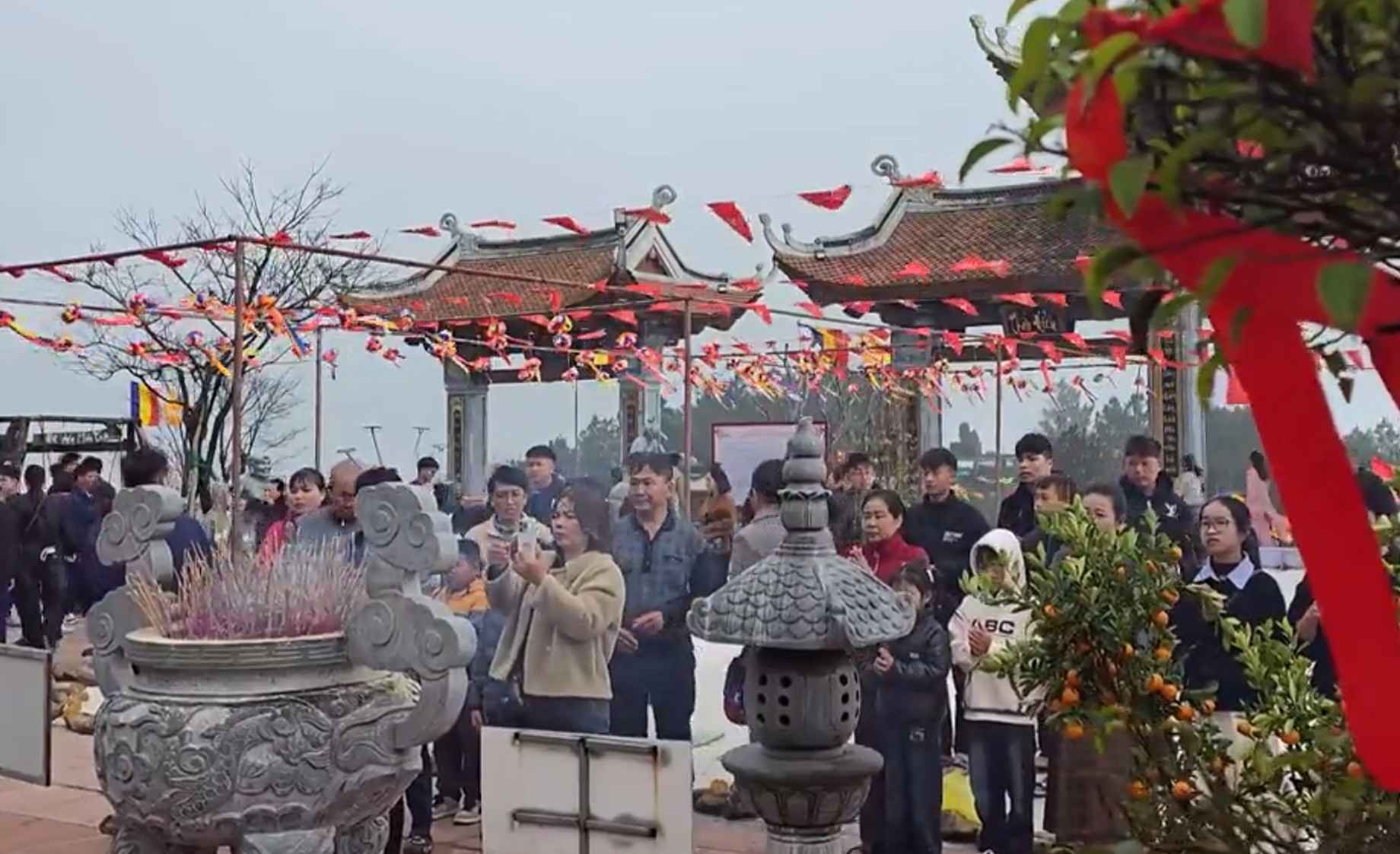 Các Phật tử dâng hương tại chùa Đại Tuệ. Ảnh: Ngọc Anh