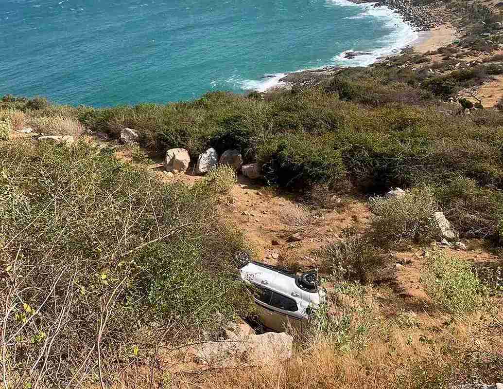 4-seater car falls into a deep abyss on a coastal pass through Phuoc Dinh commune. Photo: Nghia Pham