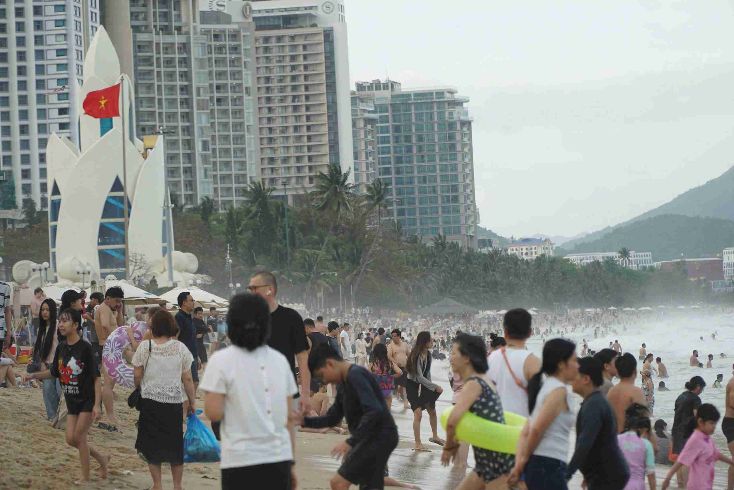 Bờ biển Nha Trang trong những ngày nghỉ Tết chật kín người. Ảnh: Hữu Long