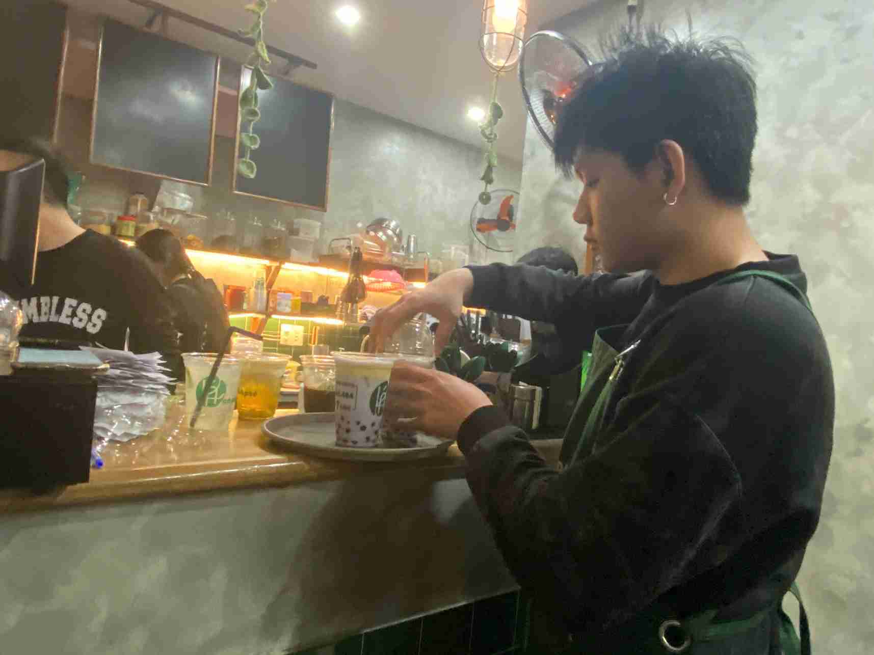 Young workers work throughout Tet to increase income. Photo: Quan Ngoc