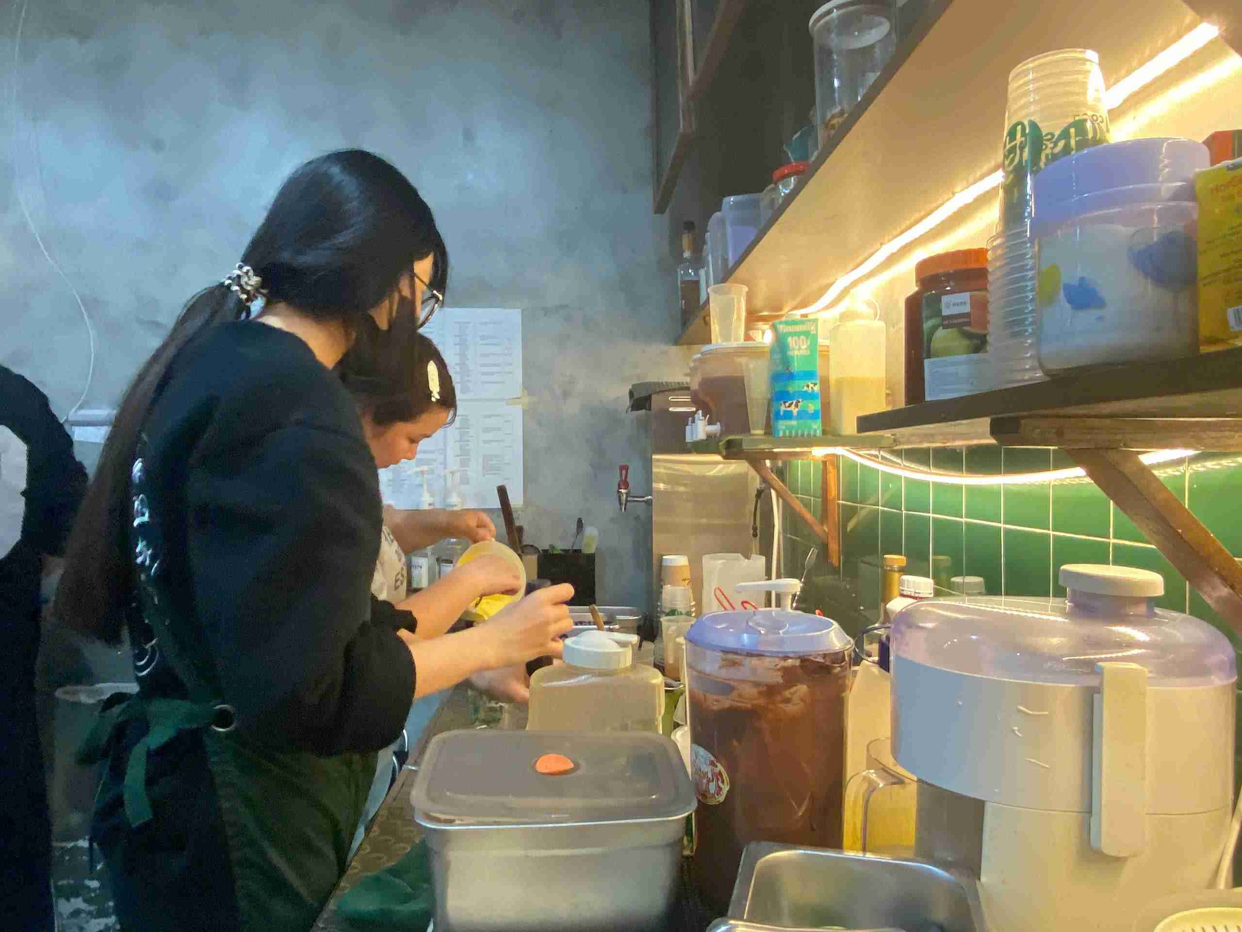 Lê Ngọc Hạ Vy trong ca làm việc tại quán cà phê dịp Tết. Ảnh: Quân Ngọc 