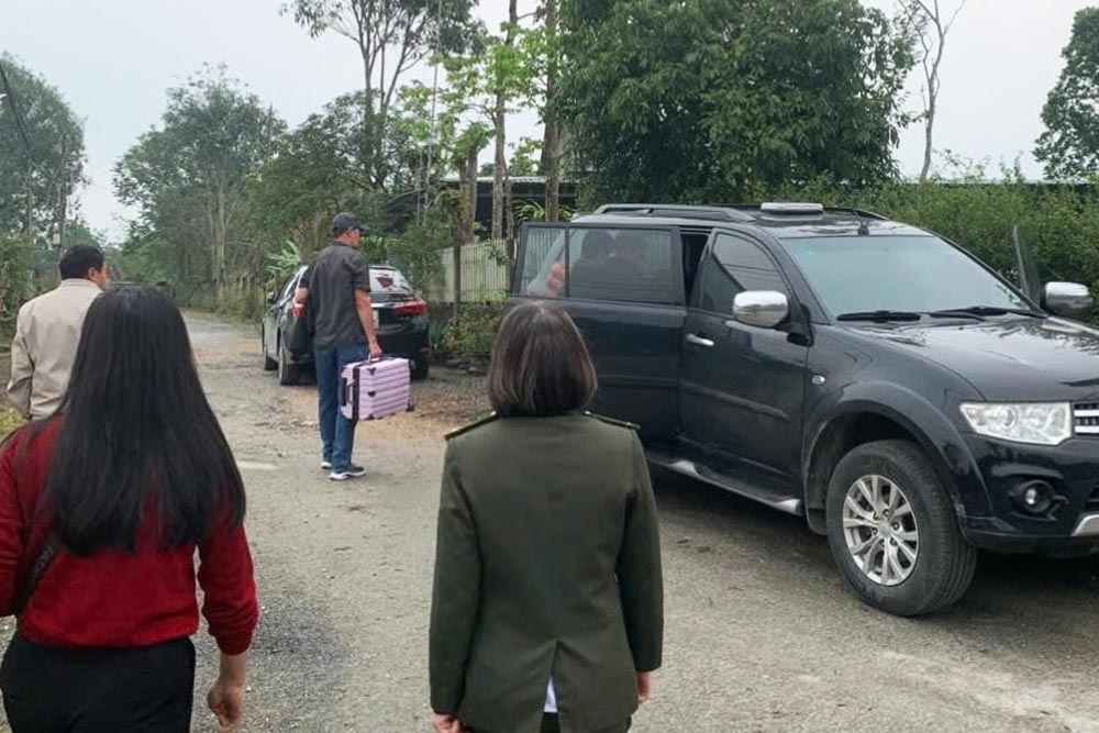 1 foreigner deported back to the country in early February for violating residence regulations in Vietnam. Photo: Dong Le Commune Police (Quang Tri province)