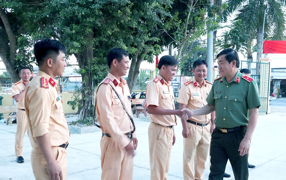 Thiếu tướng Nguyễn Văn Hận thăm, động viên cán bộ, chiến sĩ Trạm Cảnh sát giao thông Châu Phú. Ảnh: Vũ Tiến
