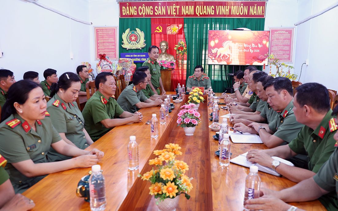 Thiếu tướng Nguyễn Văn Hận thăm hỏi, động viên lực lượng Công an làm nhiệm vụ Tết Nguyên đán. Ảnh: Vũ Tiến