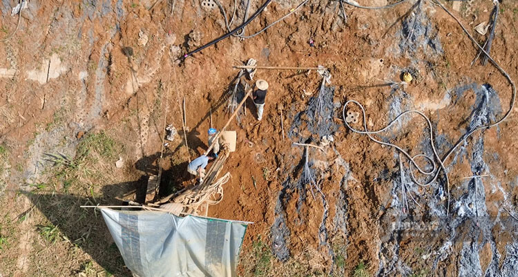 Những lá chắn kè không chỉ chống sạt lở mà còn giúp người dân yên tâm sinh sống mỗi mùa mưa lũ. Ảnh: Đinh Đại