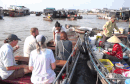 Going to Cai Rang Floating Market for Tet, experiencing "braised" Hu Tieu