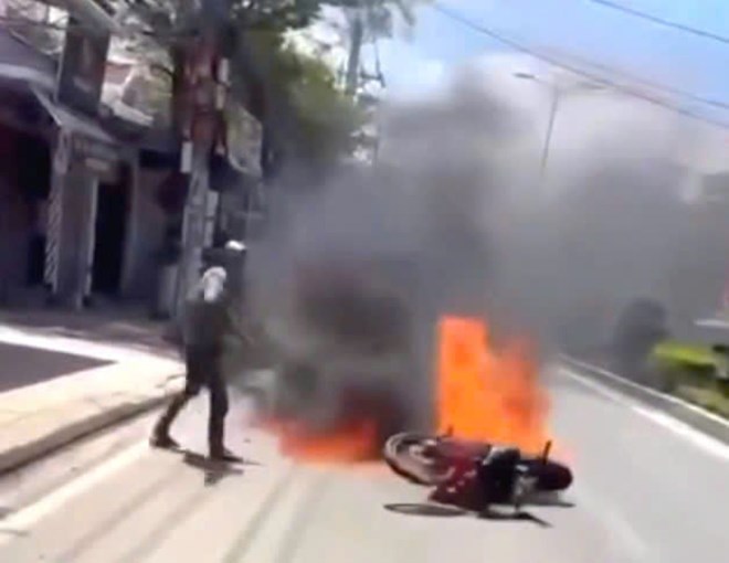 Đốt xe máy chống CSGT giữa đường, người đàn ông bị tạm giữ khẩn cấp
