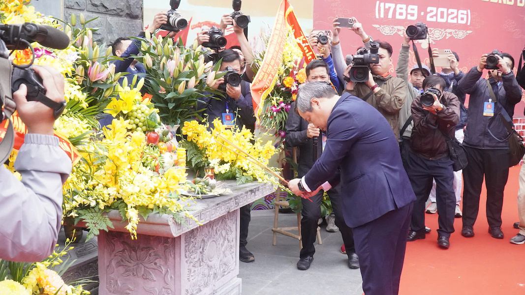 Tại mảnh đất linh thiêng gò Đống Đa vào ngày này cách đây tròn 237 năm, Đức Hoàng đế Quang Trung - Nguyễn Huệ trực tiếp chỉ huy nghĩa quân Tây Sơn chiến thắng 29 vạn quân Mãn Thanh xâm lược, một trận chiến oanh liệt trong lịch sử chống giặc ngoại xâm của dân tộc Việt Nam.