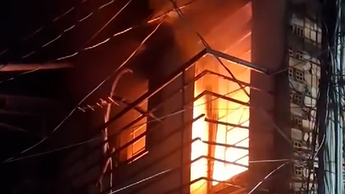 Scene of a house fire at night in Ho Chi Minh City, 1 person rescued. Photo: Reader provided
