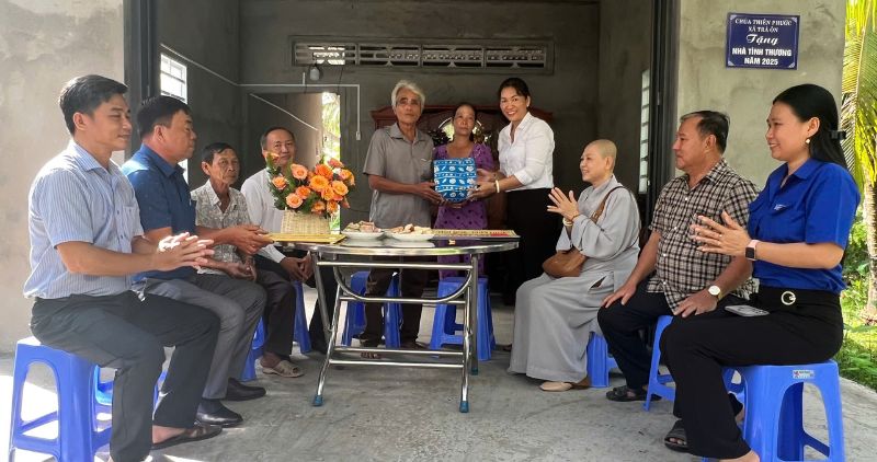 Niềm tin vào năm mới được thắp lên từ những căn nhà khang trang. Ảnh: Hoàng Lộc