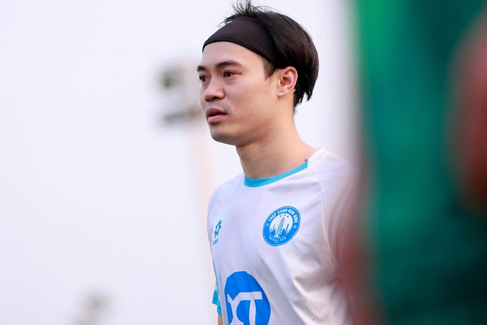 フォワードのヴァン・トアンは、長期の怪我の治療後、トレーニングに復帰しました。写真:ナムディンFC