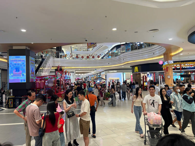 Các trung tâm thương mại luôn tấp nập khách. Ảnh: Hạ Mây  
