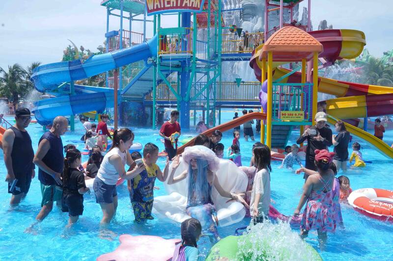 Khu du lịch Suối Tiên đông khách vui chơi dù trời nắng nóng. Ảnh: Hạ Mây
