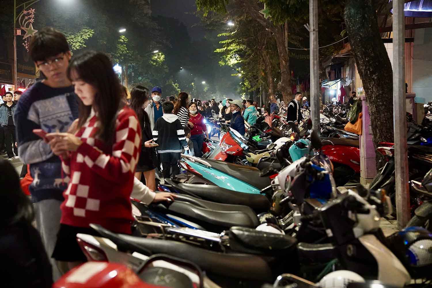 하노이 공안은 위반 주차장을 단호하게 엄중 처벌합니다. 사진: 송흐우