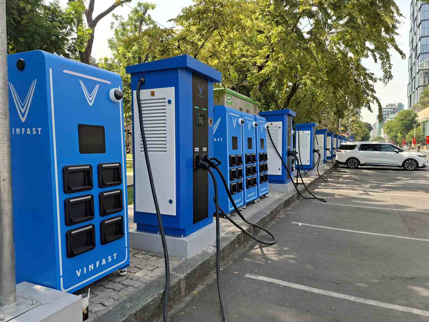 TPHCM đang đẩy nhanh lắp tủ đổi pin xe máy điện và trạm sạc ôtô điện. Ảnh: Minh Quân