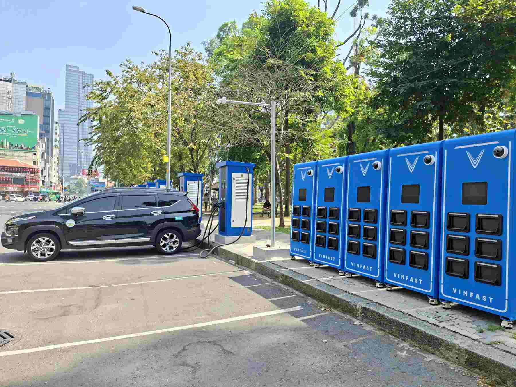 ホーチミン市中心部の歩道に設置された電動バイクのバッテリー交換キャビネットと電動自動車充電ステーション。写真:ミン・クアン