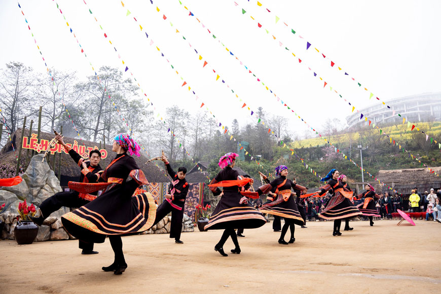 Lễ hội Gầu Tào của người H'Mông (từ mùng 3 đến mùng 5 Tết) thu hút đông đảo du khách. Ảnh: Thanh Phong
