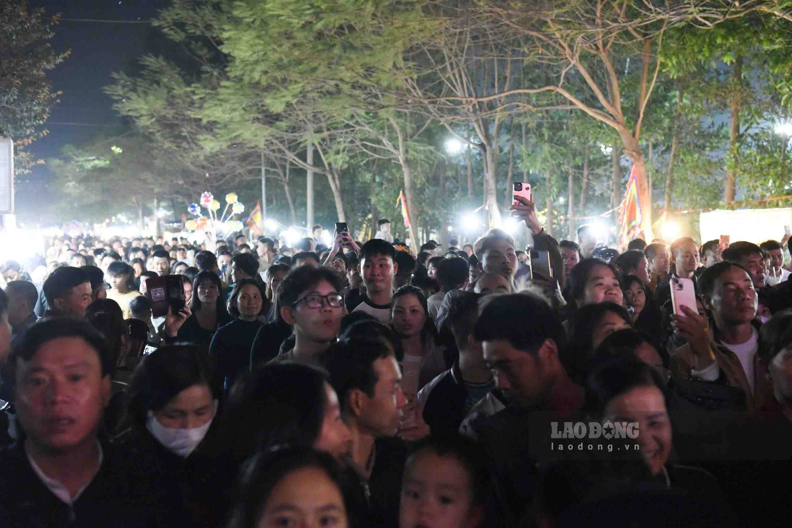 Biển người đổ về phiên chợ Âm Dương đêm mùng 4 rạng sáng mùng 5 Tết tại Bắc Ninh. Ảnh: Vân Trường