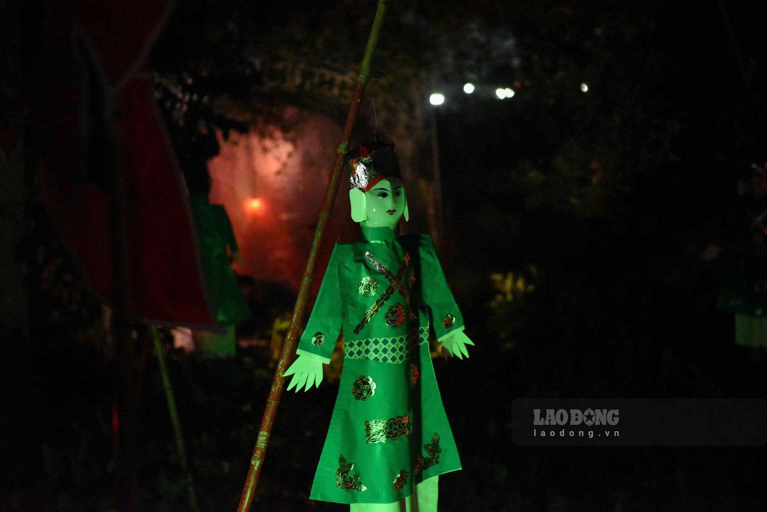 Không khí linh thiêng, huyền bí khu vực Cửa âm phủ trong phiên chợ. Ảnh: Vân Trường