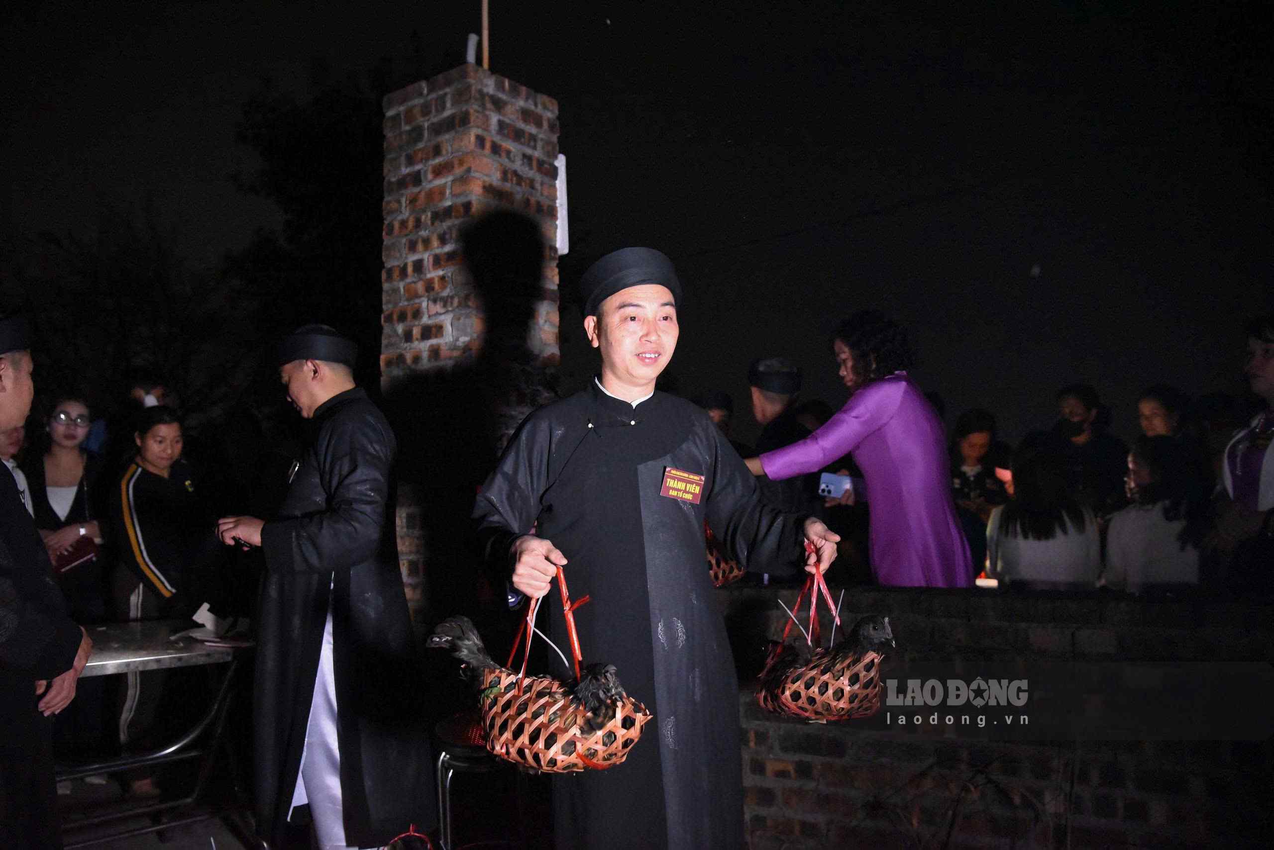 Gà đen – mặt hàng đặc biệt được nhiều người tìm mua tại phiên chợ Âm Dương với mong ước một năm mới may mắn. Ảnh: Vân Trường