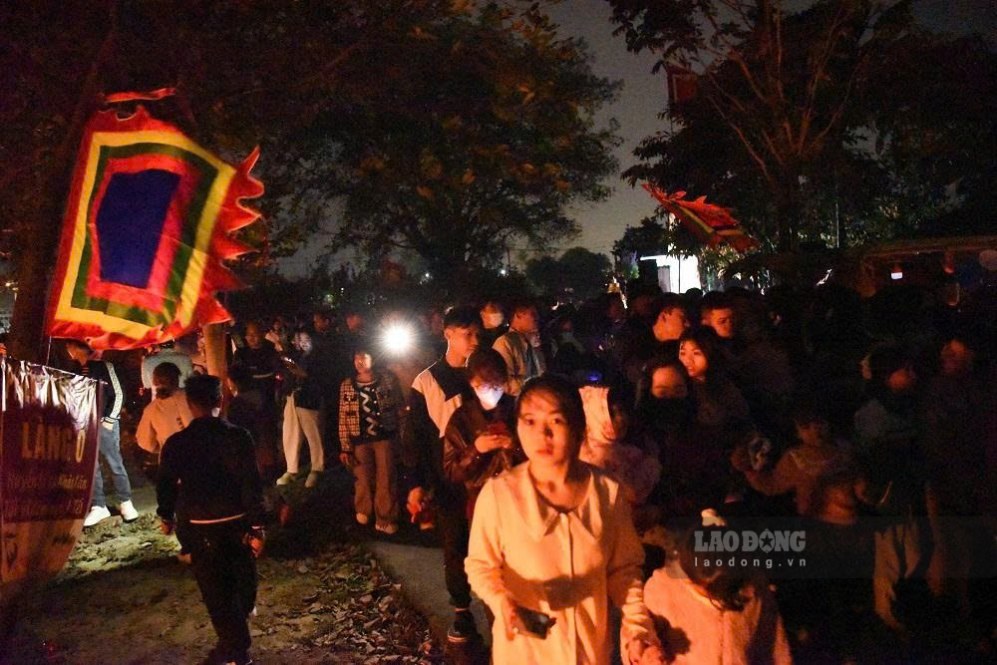 박닌에서 설날 4일 밤부터 5일 새벽까지 열린 음양 시장에서 수천 명의 사람들. 사진: 반쯔엉