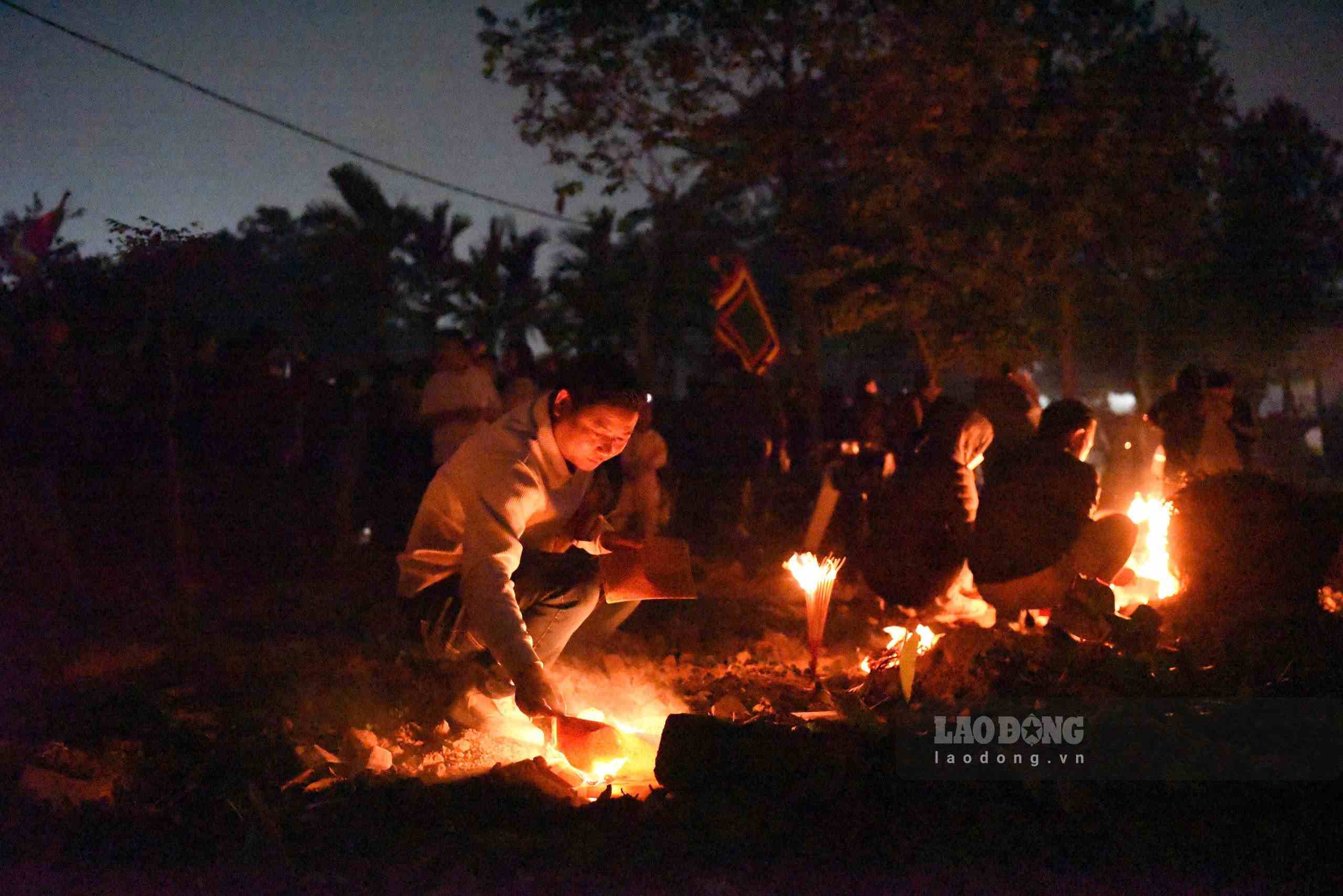 Người dân, du khách tới phiên chợ Âm Dương thường đốt vàng mã cho người đã khuất. Ảnh: Vân Trường