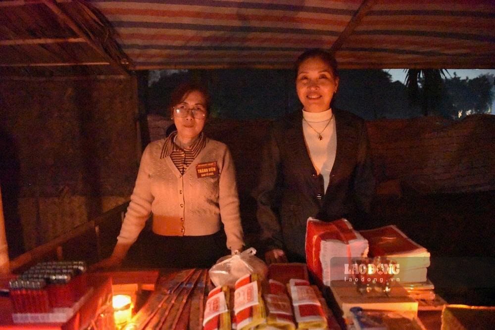 Chợ chủ yếu bán đèn hương, vàng mã dùng để đốt cho người đã mất, ngoài ra còn bán rượu, trầu cau, muối, bật lửa, hoa, cây, hạt giống và các loại hoa quả như gấc, cà chua, đu đủ, cà rốt…