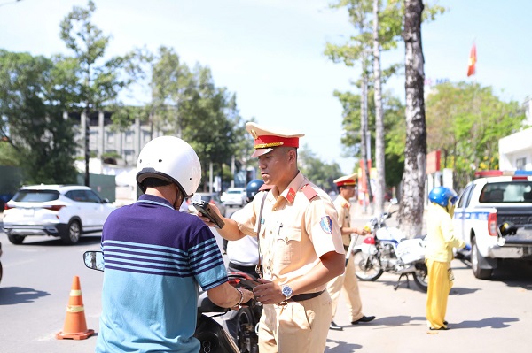 年金受給者は、意図的に罰金を支払わない場合、行政違反金が差し引かれます。写真:交通警察局