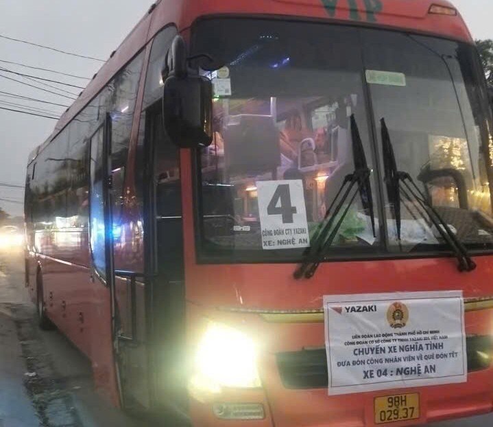 Chuyến xe nghĩa tình đón lao động tại Nghệ An. Ảnh: CĐCS cung cấp