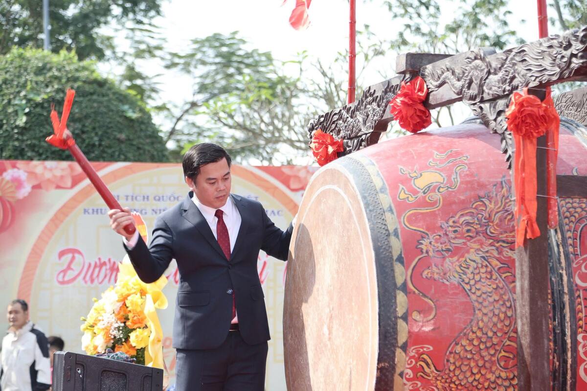 Ông Lê Hữu Toản, Bí thư Đảng uỷ, Chủ tịch HĐND xã đánh trống khai hội.