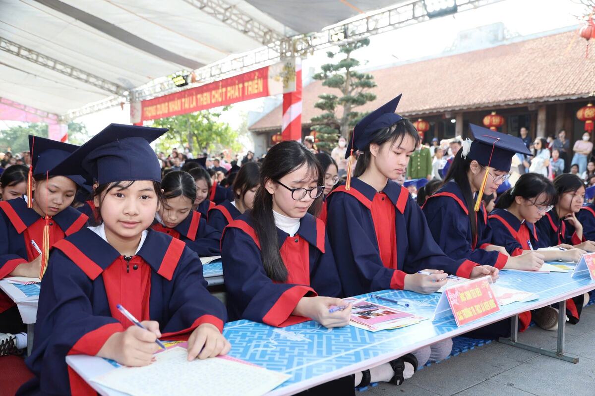 Hàng nghìn học sinh xã Kiến Hưng khai bút đầu xuân, viết ước mơ trong năm mới. Ảnh: Việt Cường