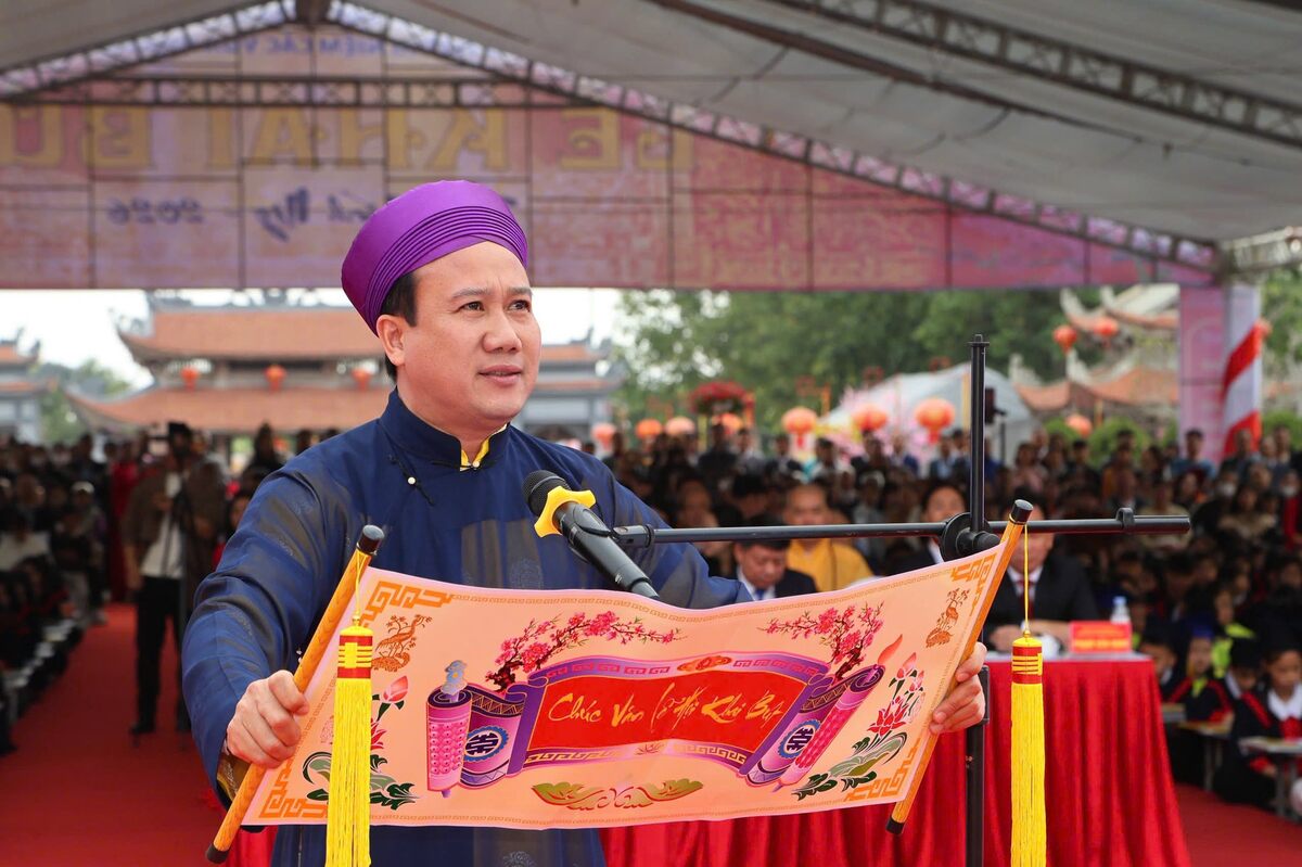 Nghệ sĩ Ưu tú Thanh Bình tấu trình Chúc văn khai bút.