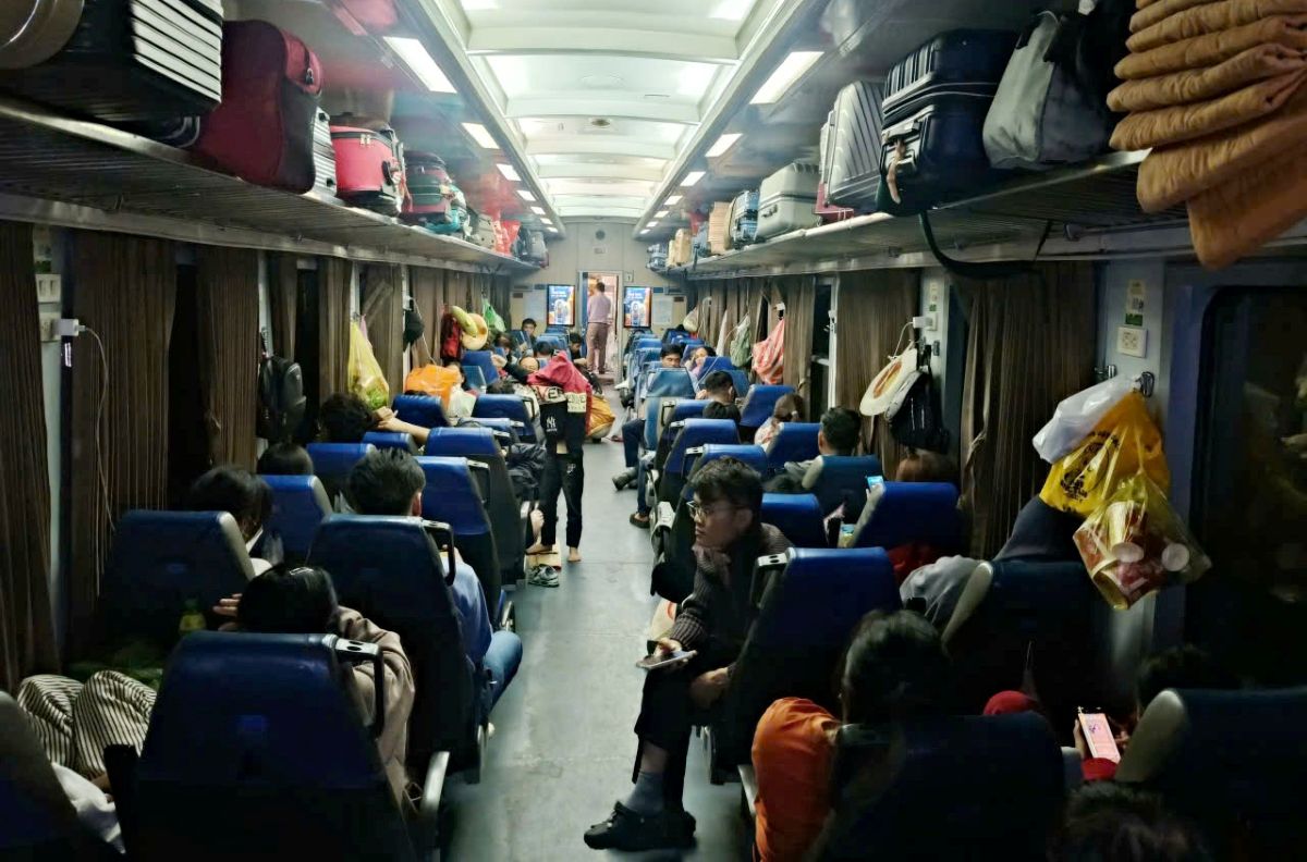 Các chỗ ngồi trên tàu chất kín hành khách. Ảnh: Quách Du