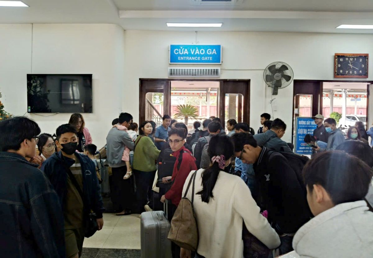 Chật kín cảnh người dân làm thủ tục tại Nhà ga Thanh Hóa. Ảnh: Quách Du