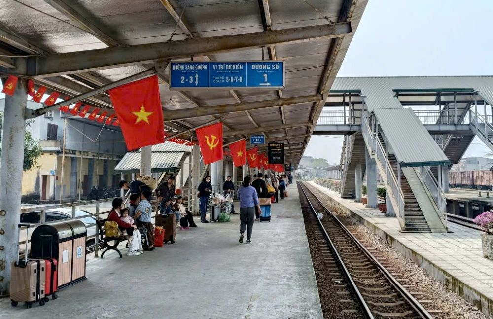 Hối hả mang vác đồ, chờ tàu để về các tỉnh phía Nam sinh sống và làm việc. Ảnh: Quách Du