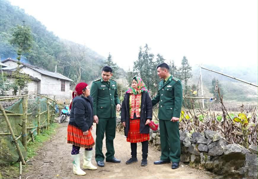 Officials of Sam Pun Border Guard Station visit and wish Tet to people on the first day of spring. Photo: Ha Linh