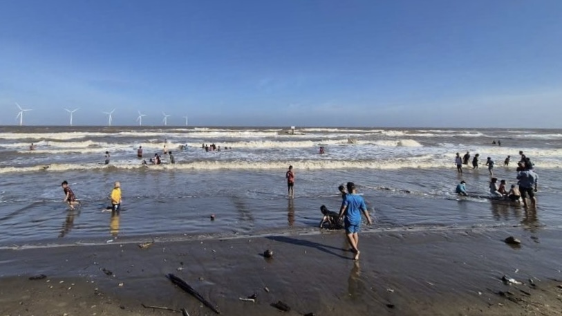 Tourists play and swim at Ba Dong beach tourist area during the Binh Ngo Tet 2026. Photo: Hoang Loc
