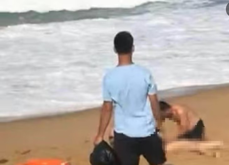 Police forces recommend people swimming in the sea in Tuy Hoa ward to be very careful and ensure safety. Photo: People provided