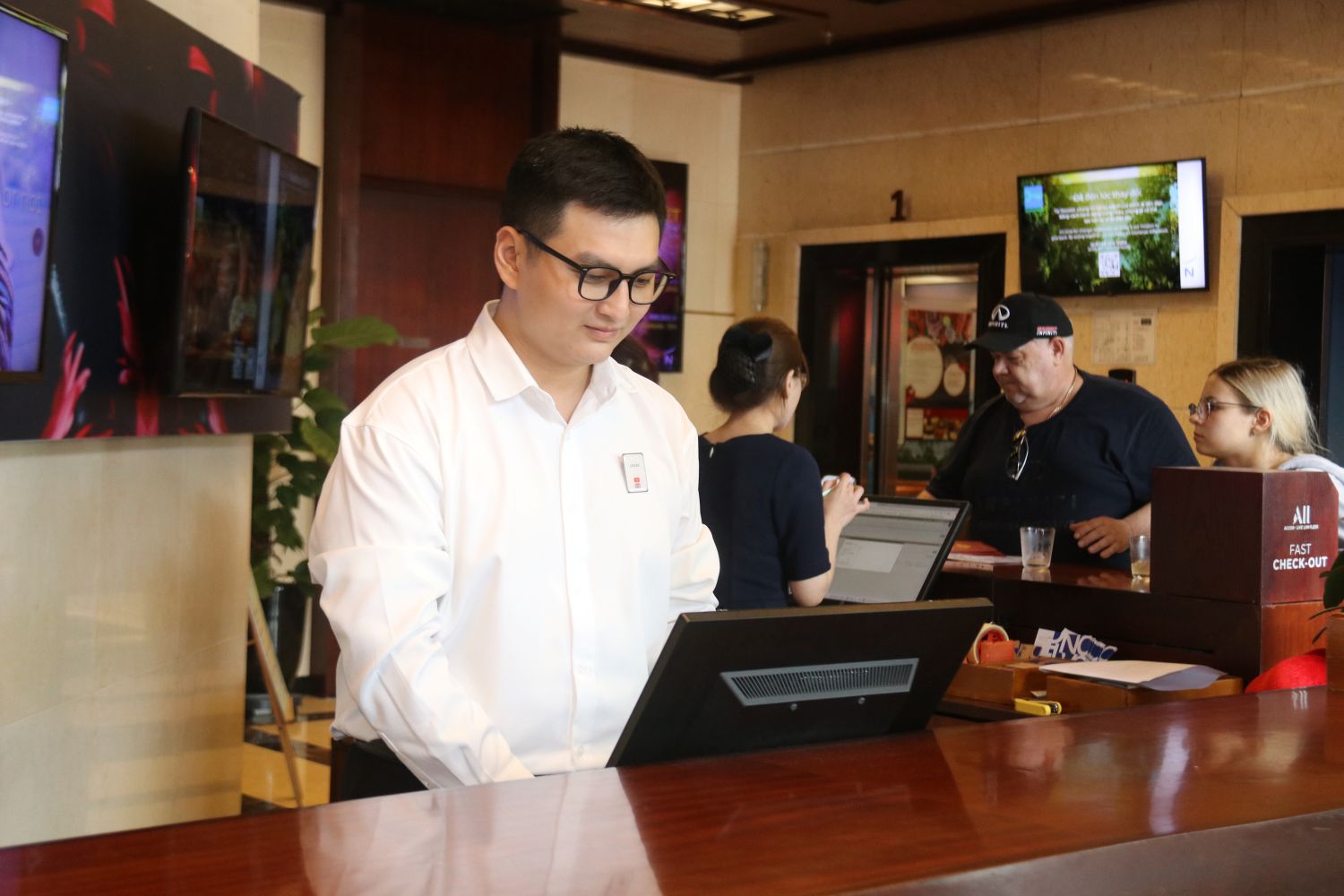 Tết Nguyên đán là dịp cao điểm lao động ngành du lịch làm việc tăng tốc đón khách du xuân. Ảnh: Phương Linh