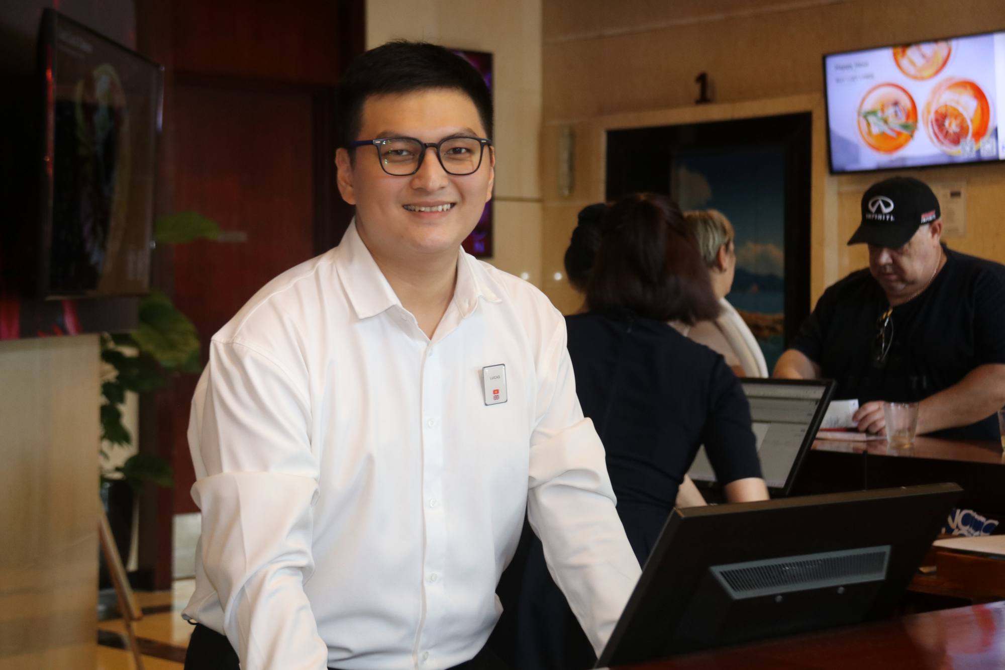 Duong Le Gia Huy (24 years old, from Ho Chi Minh City) is a receptionist at a hotel in Nha Trang, the first year choosing to celebrate Tet away from home. Photo: Phuong Linh